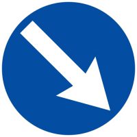 Ceļa zīme - Nr. 410 Šķērsli apbraukt pa labo pusi