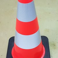 Konuss drošībai ar atstarojošu lentu un gumijas pamatni