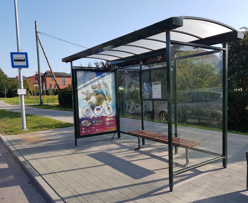 Autobusu pieturvietu nojume ar stiklu un gaismas kasti - paviljons
