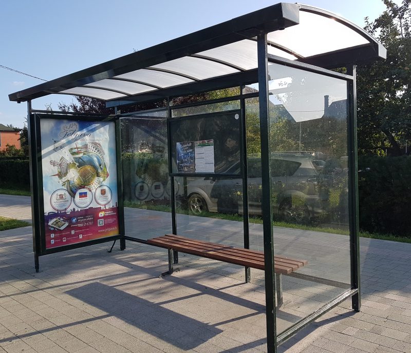 Autobusu pieturvietu nojume ar stiklu un gaismas kasti - paviljons