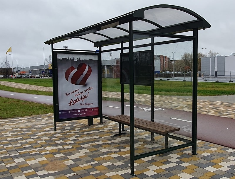 Autobusu pieturvietu nojume ar stiklu un gaismas kasti