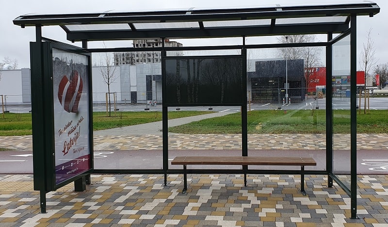 Autobusu pieturvietu nojume ar stiklu un gaismas kasti