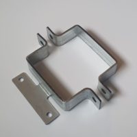 Ceļa zīmju stiprinājumi (kronšteini) metāla ceļa zīmēm, stabam 100x100mm